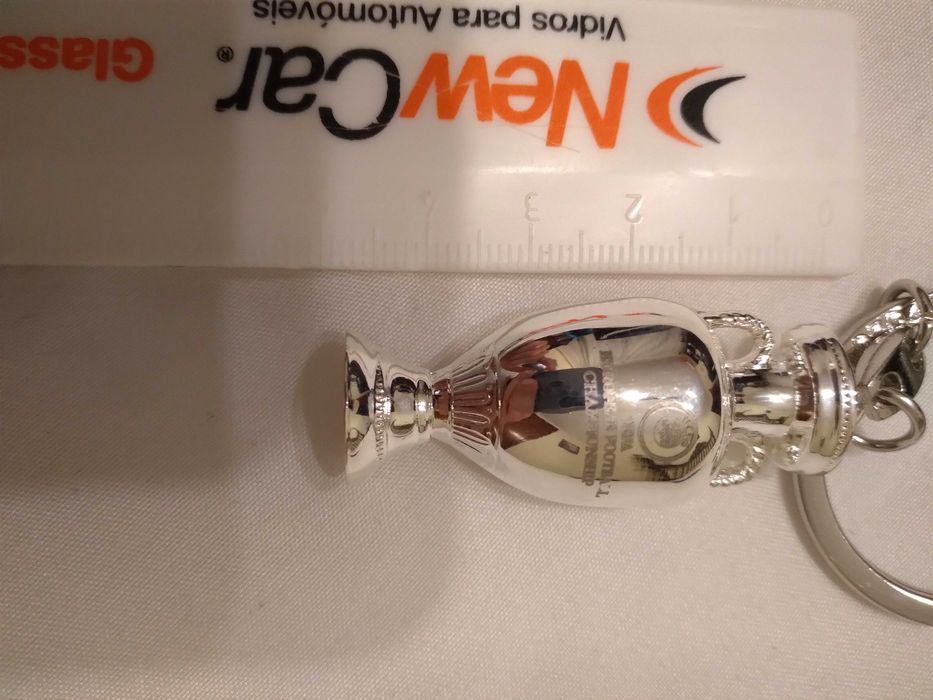 Porta-Chaves UEFA Euro 2020 com troféu Europeu