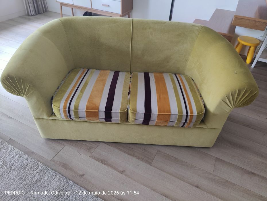 Sofá com cama incluida