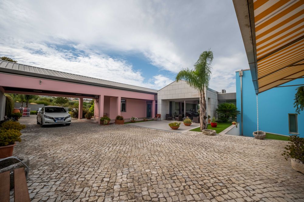 Excelente quinta com 34.876 m2 com moradia de autor