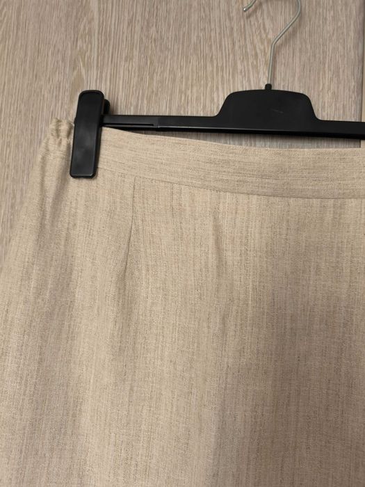 Jasnobeżowa spódnica przed kolano