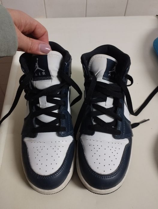 Tênis Air Jordan azuis escuro e brancos 36
