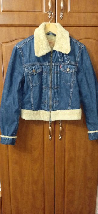 Женская утепленная джинсовая куртка-бомбер Levi's на меху шерпа