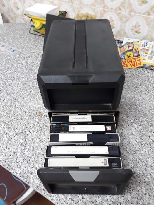 Dois arquivadores para casstes video vhs