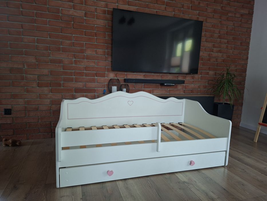 Łóżko dla dziewczynki z materacem