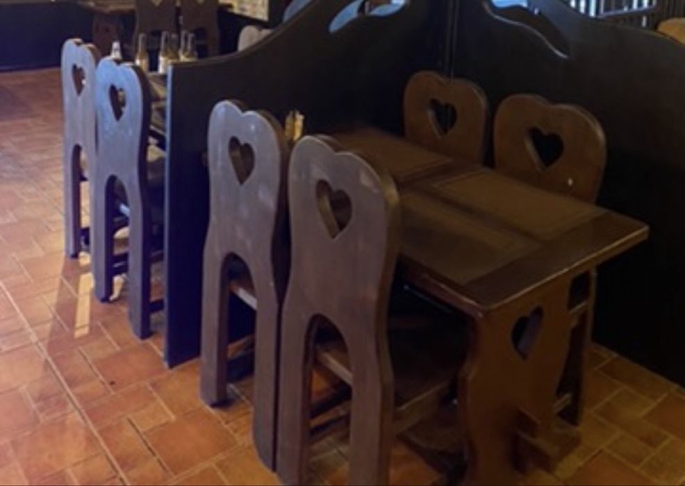Стіл з чотирма стільцями