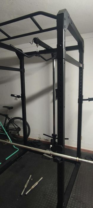 Rack de musculação com barra
