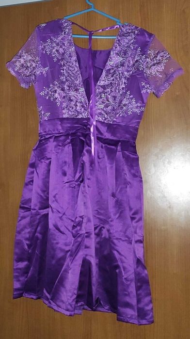 Vestido roxo acetinado com renda