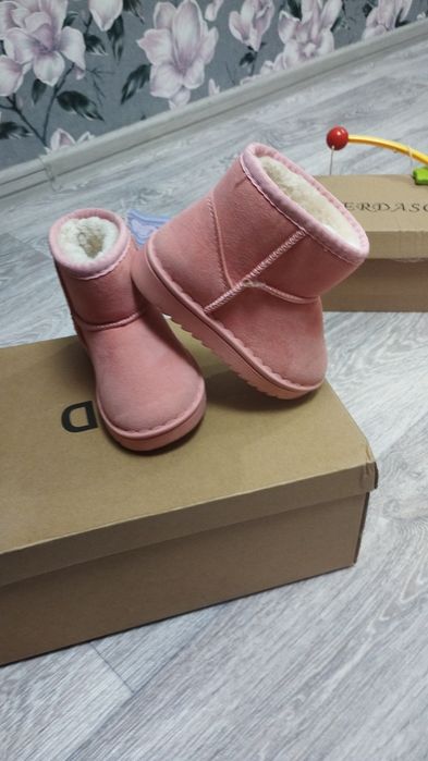 Продам уги для дівчинки