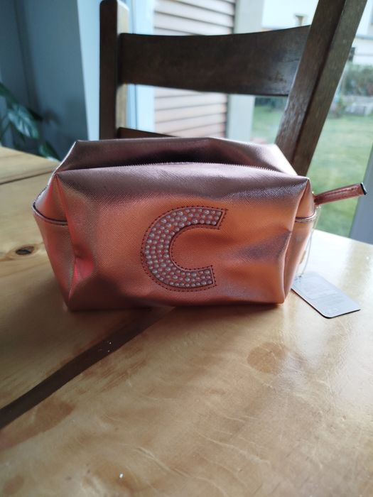 Kosmetyczka z literką C na przodzie.