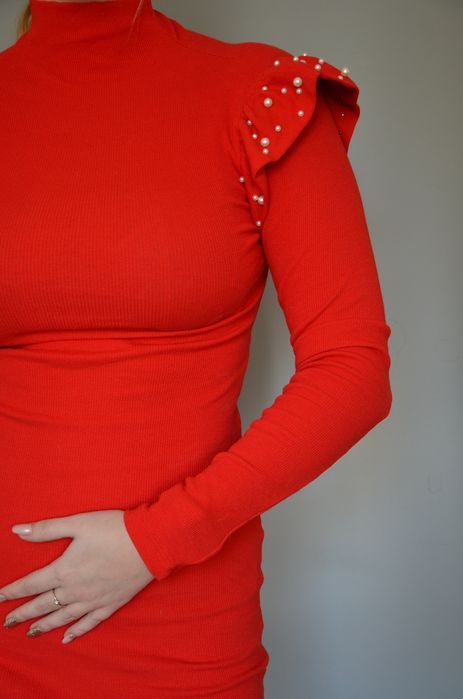 Czerwona sukienka dopasowana bufki koraliki golf S M