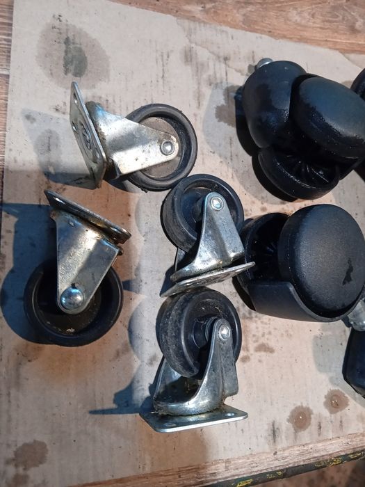 Продам маленькі колещята на мебель