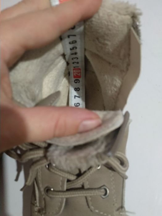 Продам демисезонные ботинки для девочки р. 31, стелька 20 см.