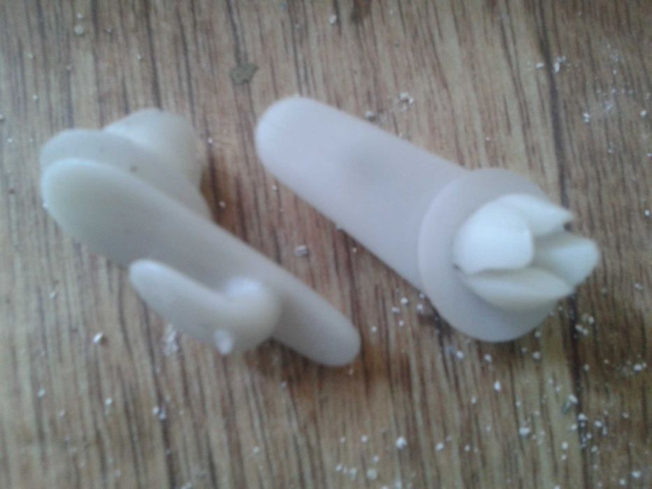 продам клипсы крепления карточек двери ваз.