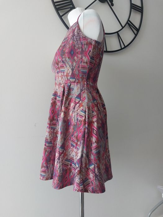 Sukienka różowa wzorzysta rozkloszowana odcinana w pasie na ramiączkac