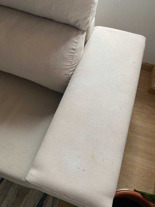 Sofá chaise longue em L com puff(s) – cor bege