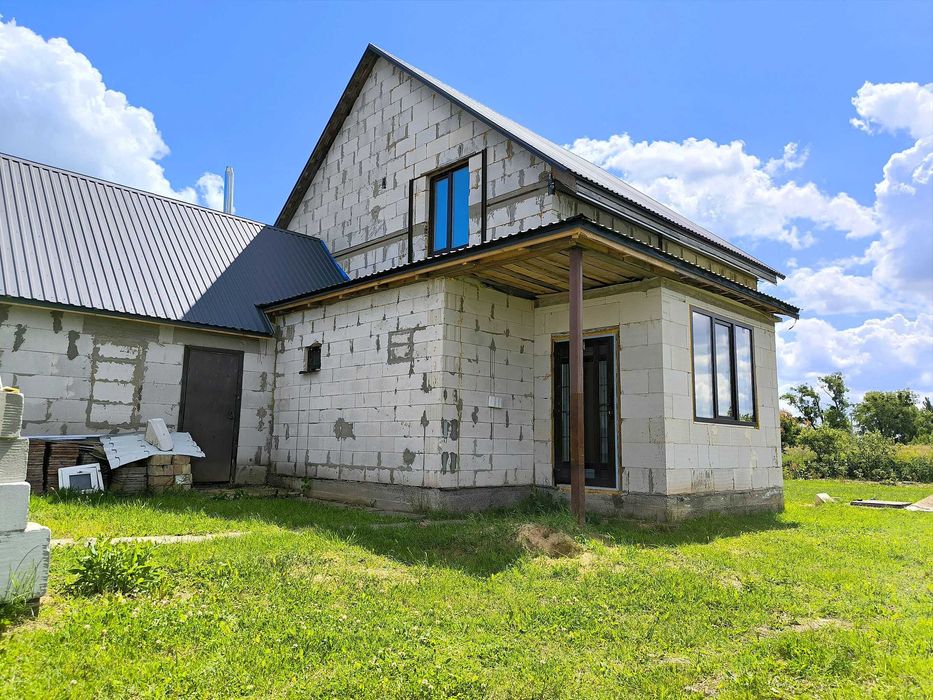 Власний двоповерховий будинок у Макарові з гаражем та садом за ціною квартири!
