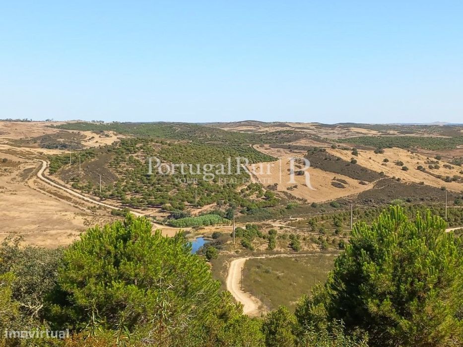 Herdade com 121 hectares e Monte Habitável - Mértola