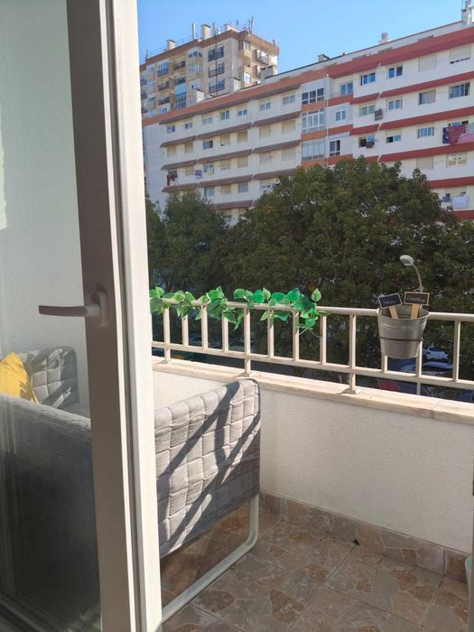 T2 com suite e wc, com duas varandas e mobilado