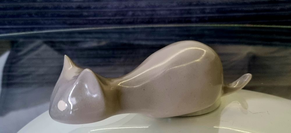 Sygnowana figurka Kot polujący Chodzież, lata 60.