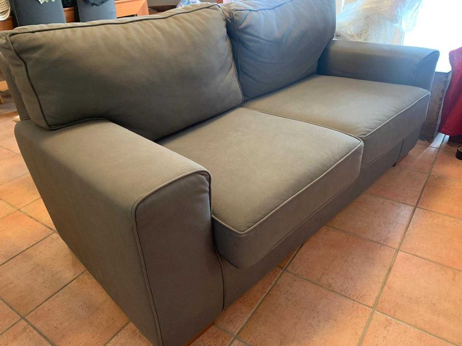 Sofás de Sala, 3 e 2 corpos. Estofado de novo em Pele muito bonita.