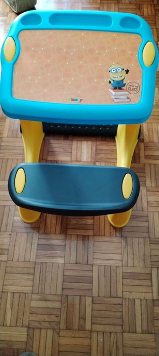 Vendo secretária Minions