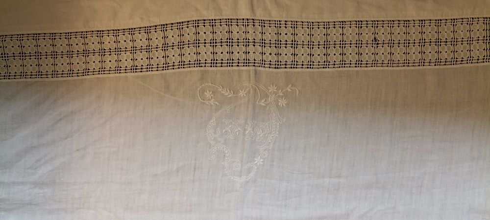 Lençol de linho branco com bordado