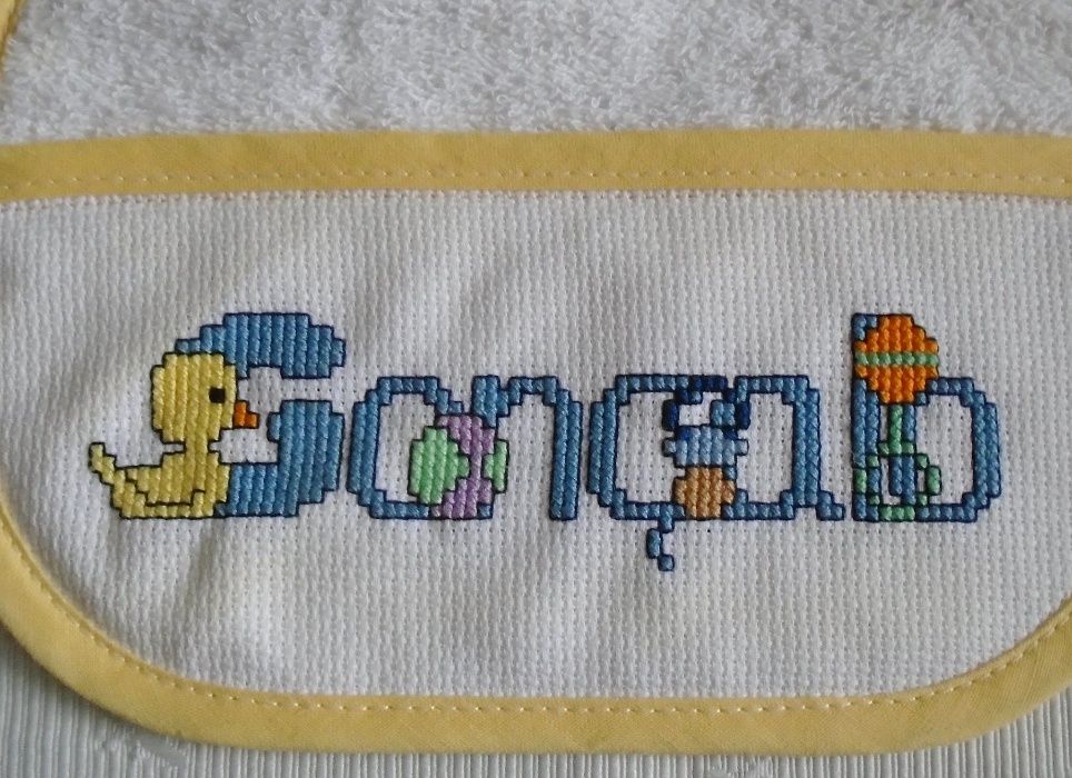 Babete "Gonçalo" bordado à mão, novo