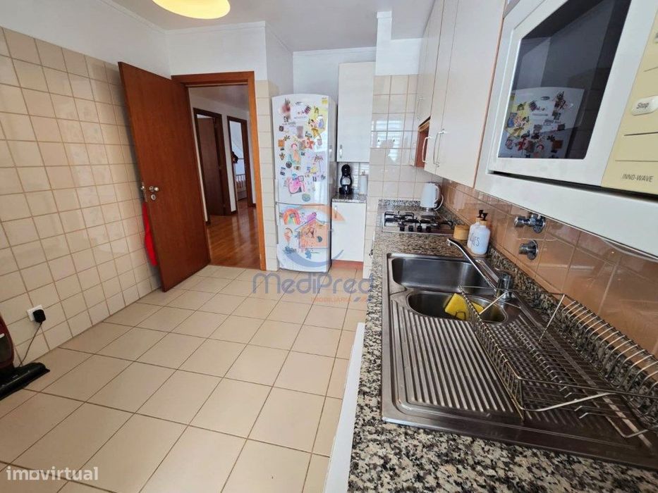 Apartamento T2 com Varanda, Parqueamento e Arrecadação | Alta de Li...