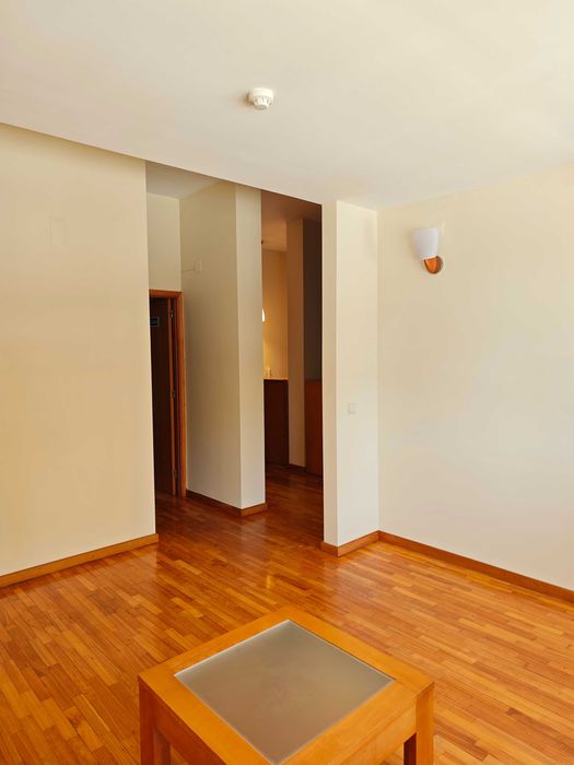 Espaço Versátil para Escritórios ou Clínica (95m²) – Recém-Renovado – Vila Nova de Famalicão