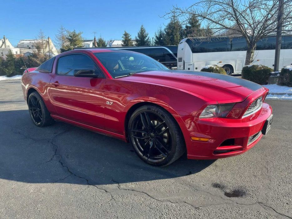 Ford Mustang V6 Premium Coupe      2013