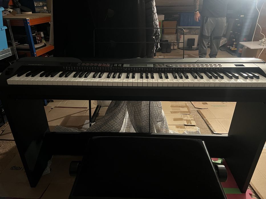 Orgão Medeli 88 teclas c/pedais+ banco c/regulacão de altura