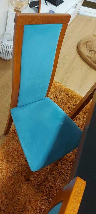 Conjunto de mesa e cadeiras em ótimo estado