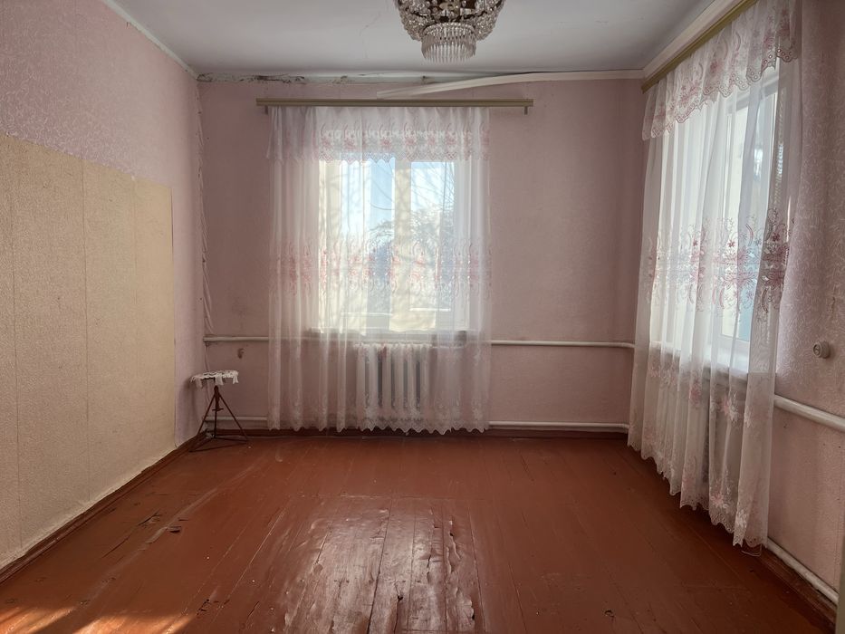Продам будинок неподалік центру міста Узина
