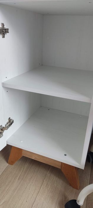 Biurko białe z blatem w kolorze drewna