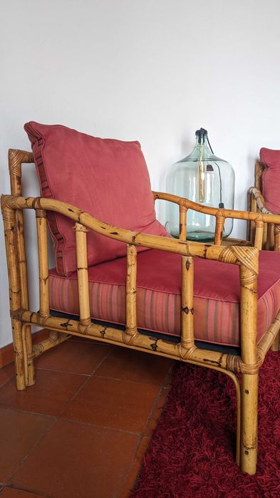 Duas poltronas de Bambu com almofadas vermelhas