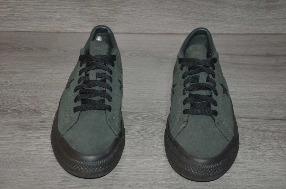 Продам кросівки замша Фірма Converse.