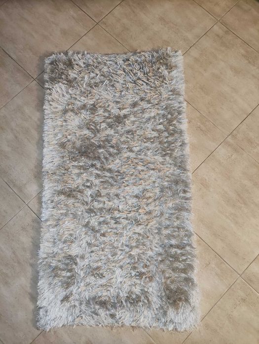 Tapete cinzento claro brilhante