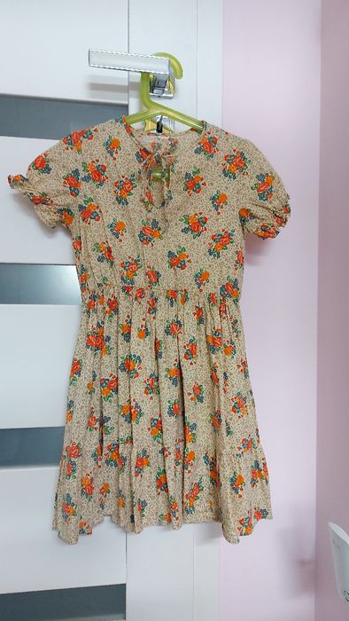 Zwiewna sukieneczka w kwiatki Boho rozmiar 122