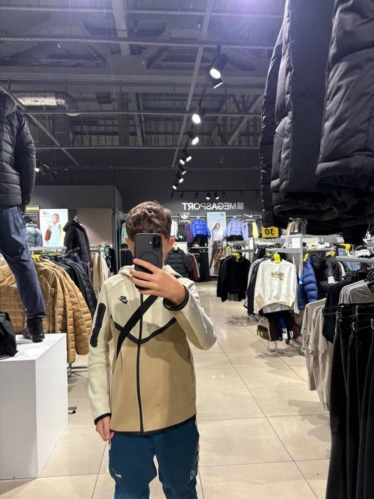 Кофта на хлопчика.Nike TCH FLC оригінал.Розмір L 12-13 років.Дуже гарний стан.