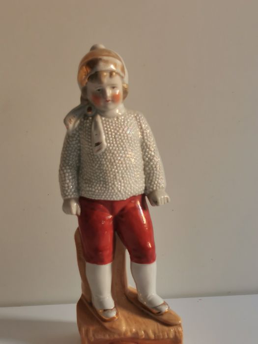 Chłopiec z porcelany na łyżwach. Antyk