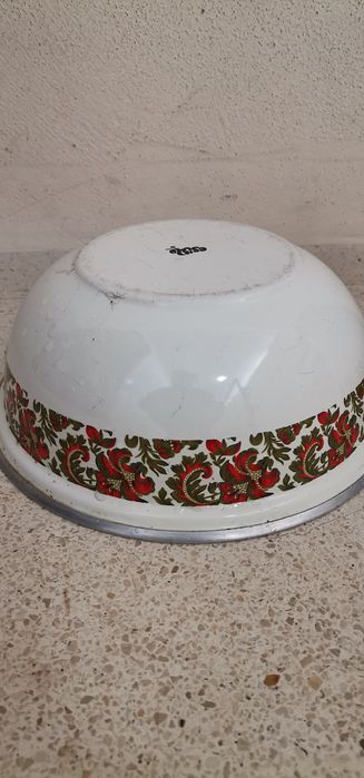 Conjunto de bacia de lavatório e jarro alto, em metal esmaltado (conhecido popularmente por ágata).