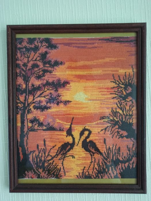 Картина вышивка аисты, журавли на фоне размер 26 на 31.3 см  заката