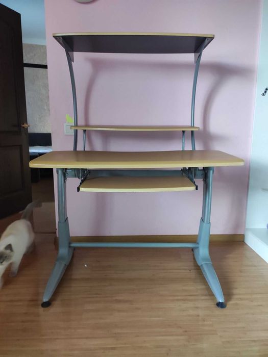 Комп'ютерний стіл