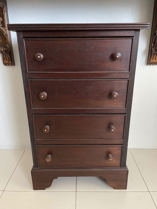 Móvel madeira castanho vertical com gavetas