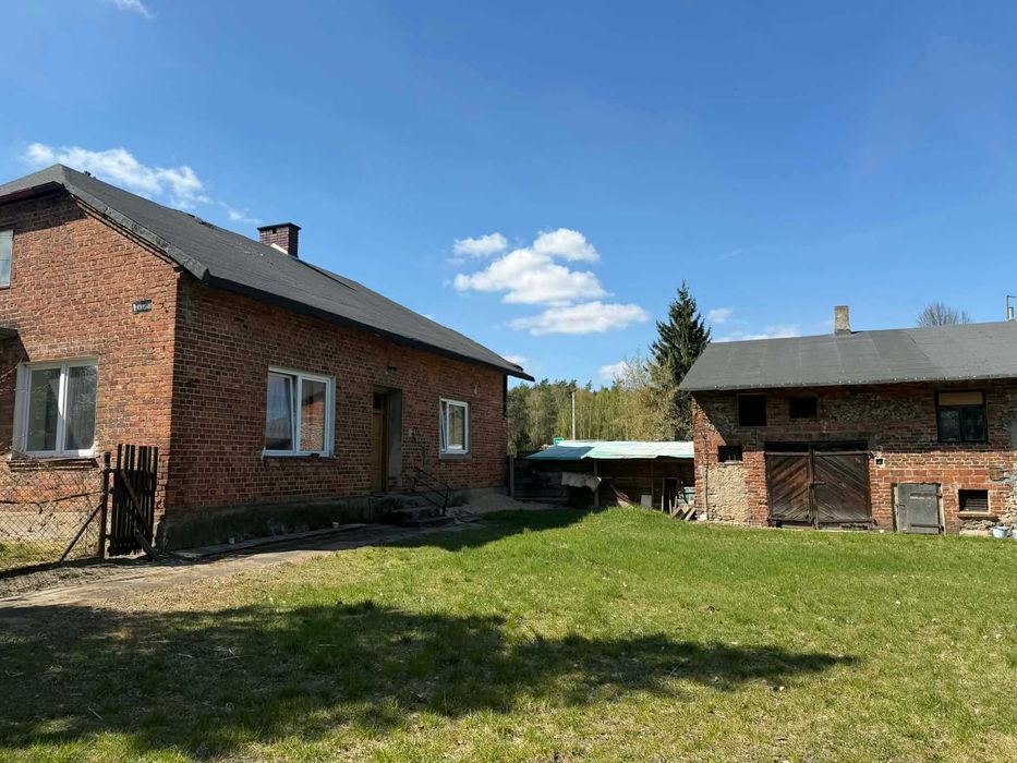 Siedlisko 2428 m2 z domem i budynkami gospodarczymi