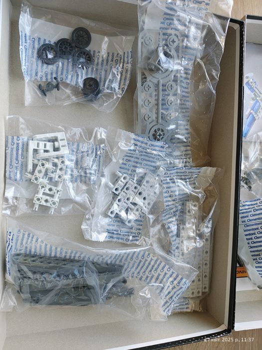 Laboratório de mecânica. Aviões e helicópteros.