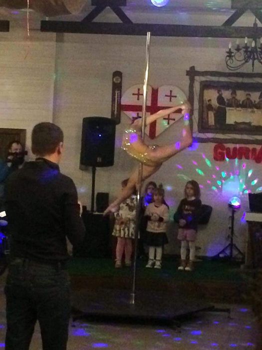 Сдам подиумный пилон.