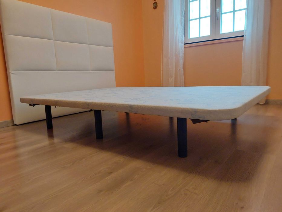 Cama / estrado estofado (140 × 190 cm)