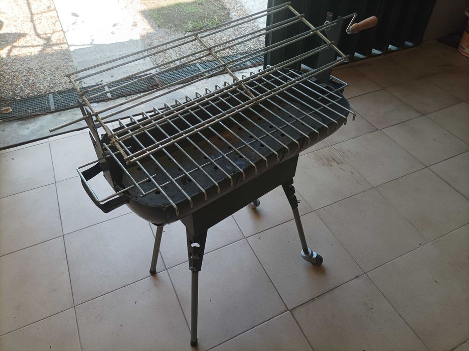 Grelhador portátil de ferro fundido com rodinhas