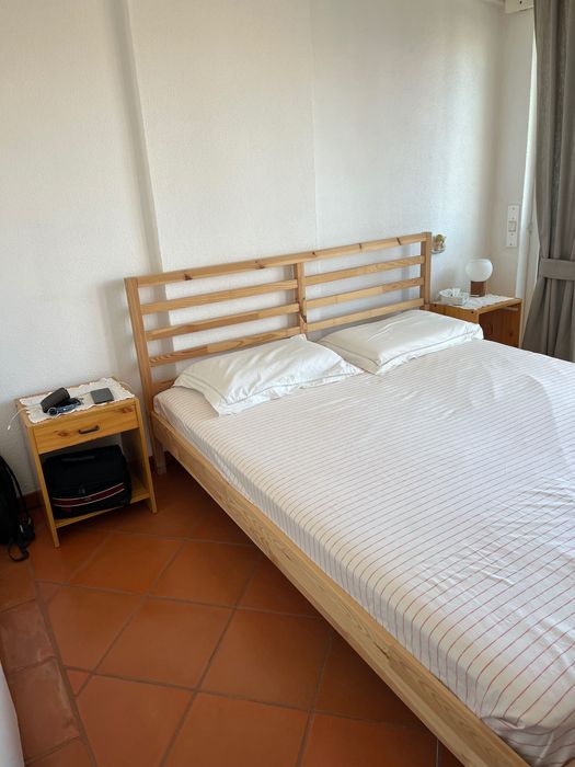 Cama de casal em Pinho natural em ótimo estado com colchão e 2 mesas de cabeceira